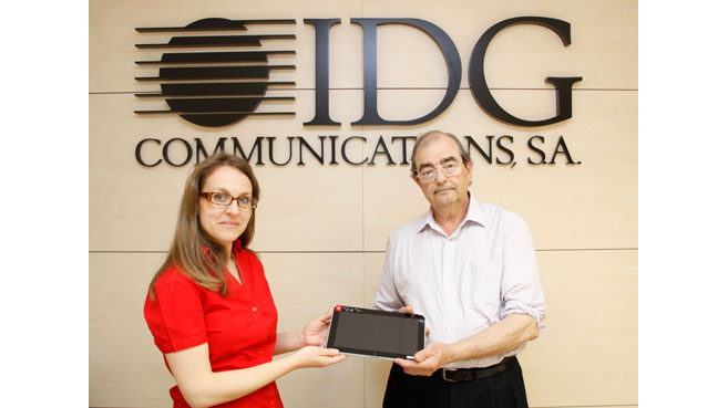José Francisco Martínez Díaz, responsable del área técnica audiovisual de Agencia EFE, recoge el tablet HP ElitePad 900 ofrecido en "El Día de la Movilidad de IDGtv".